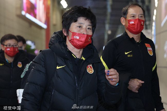 饭桌之下